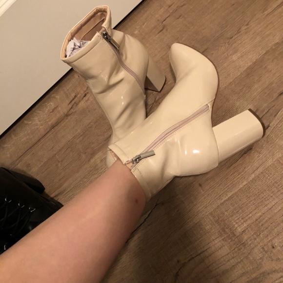 Pull&Bear wide heeled cream boots. - Picture 2 of 3